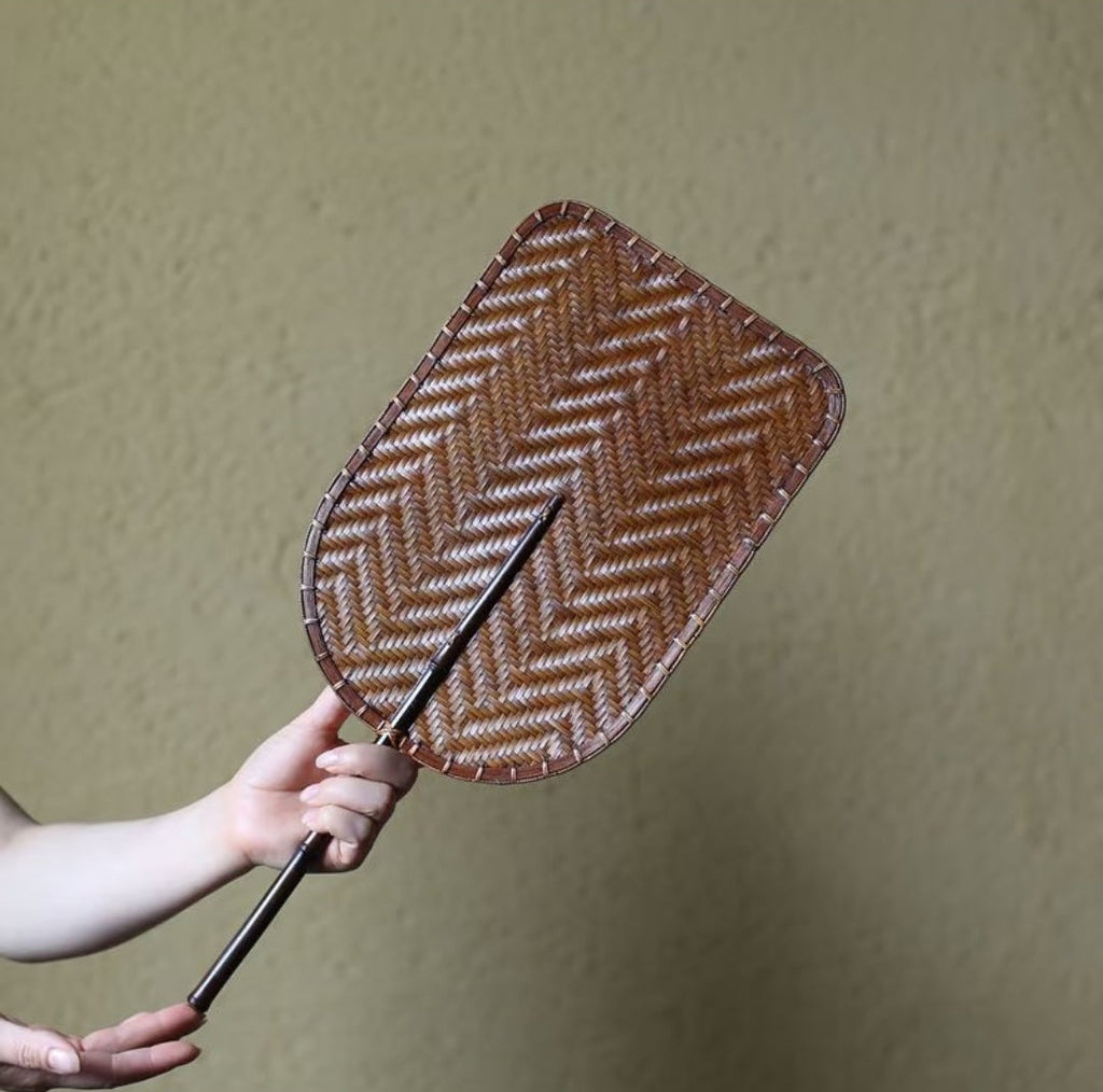 Black lacquer bamboo-woven plantain fan