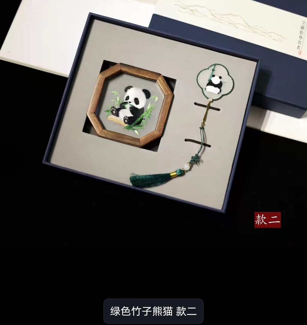 Suzhou Embroidery Double-Sided Bookmark & Walnut Wood Display Stand Gift Set | 苏绣双面刺绣书签胡桃木摆件