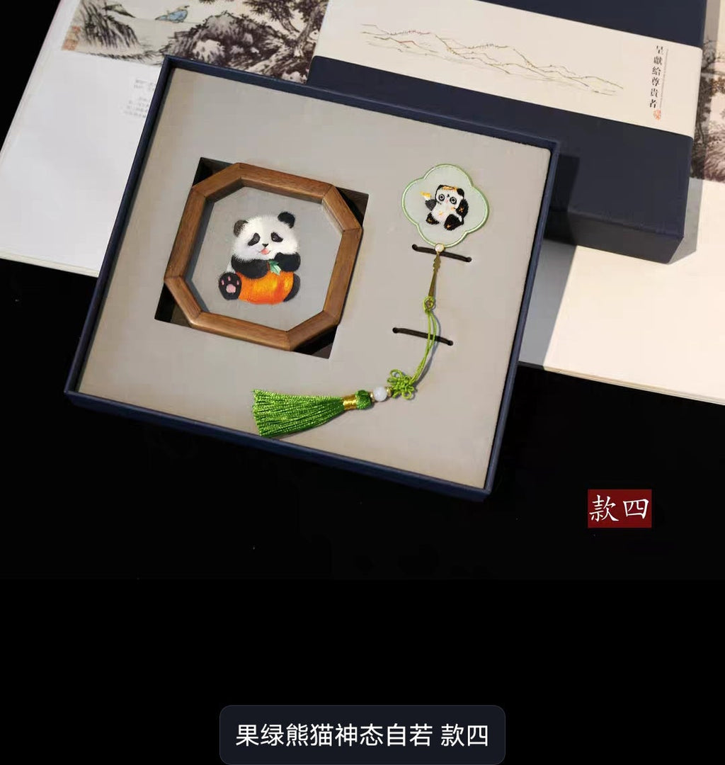Suzhou Embroidery Double-Sided Bookmark & Walnut Wood Display Stand Gift Set | 苏绣双面刺绣书签胡桃木摆件