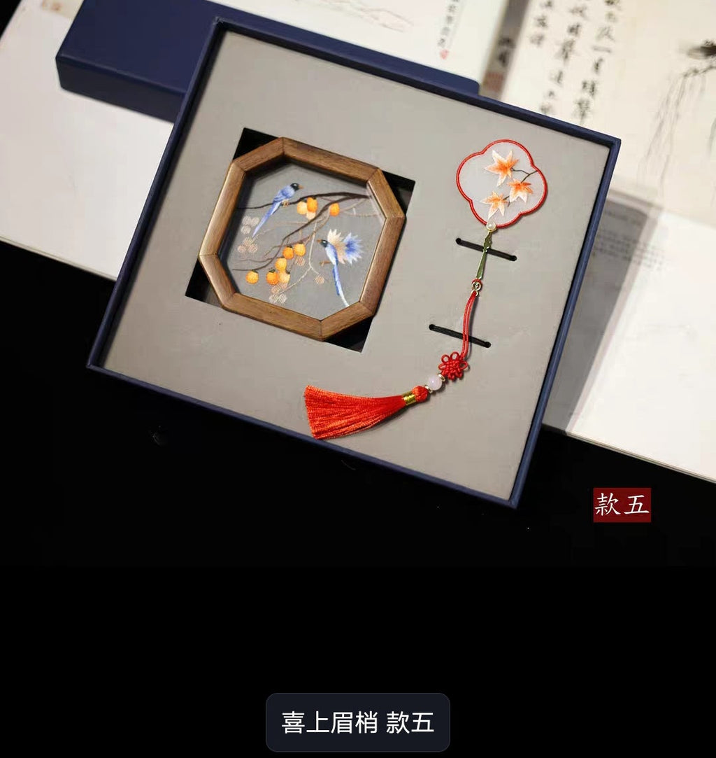 Suzhou Embroidery Double-Sided Bookmark & Walnut Wood Display Stand Gift Set | 苏绣双面刺绣书签胡桃木摆件