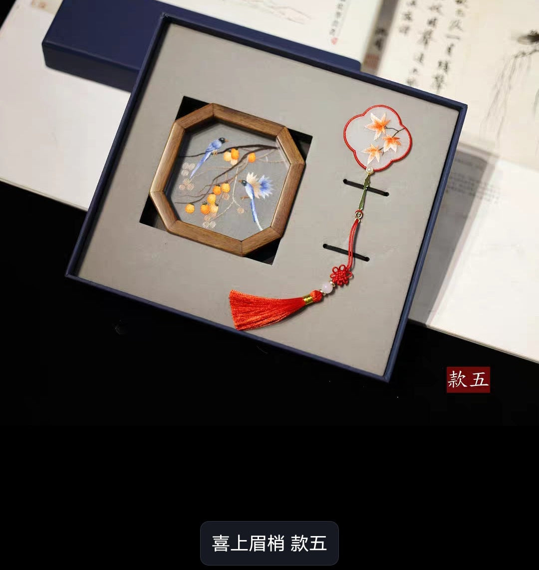 Suzhou Embroidery Double-Sided Bookmark & Walnut Wood Display Stand Gift Set | 苏绣双面刺绣书签胡桃木摆件