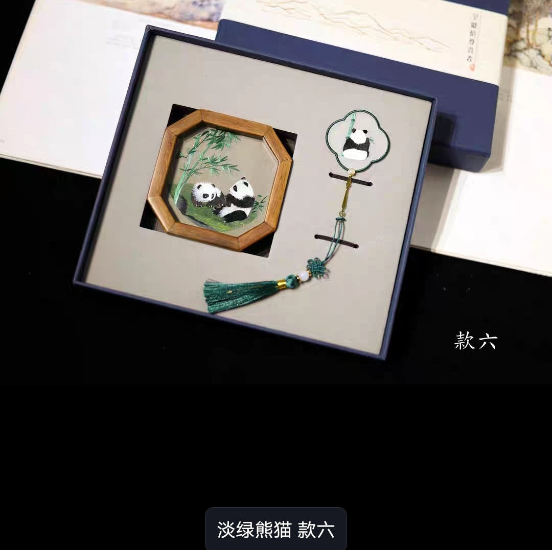 Suzhou Embroidery Double-Sided Bookmark & Walnut Wood Display Stand Gift Set | 苏绣双面刺绣书签胡桃木摆件