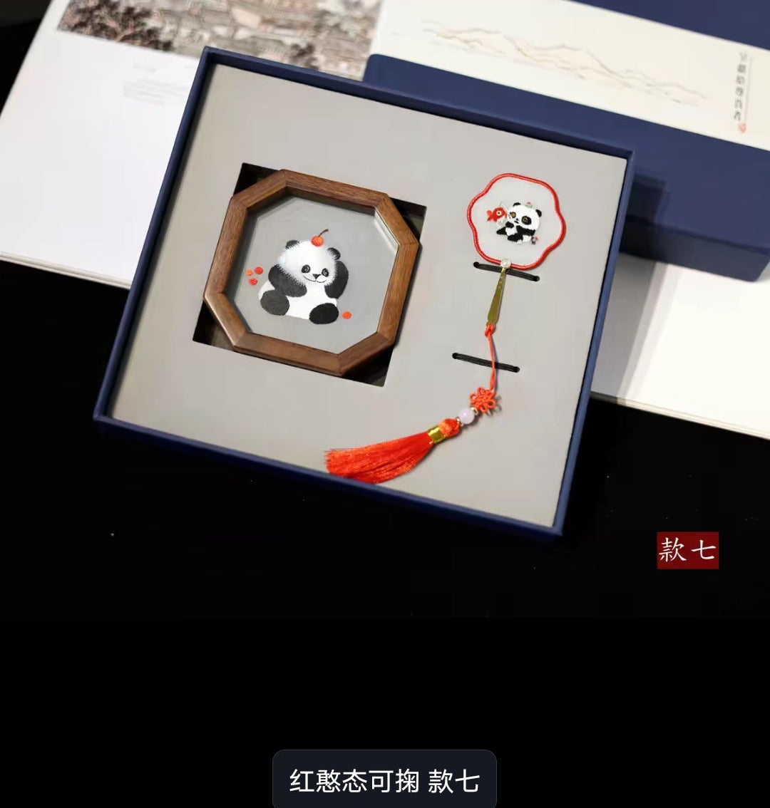 Suzhou Embroidery Double-Sided Bookmark & Walnut Wood Display Stand Gift Set | 苏绣双面刺绣书签胡桃木摆件