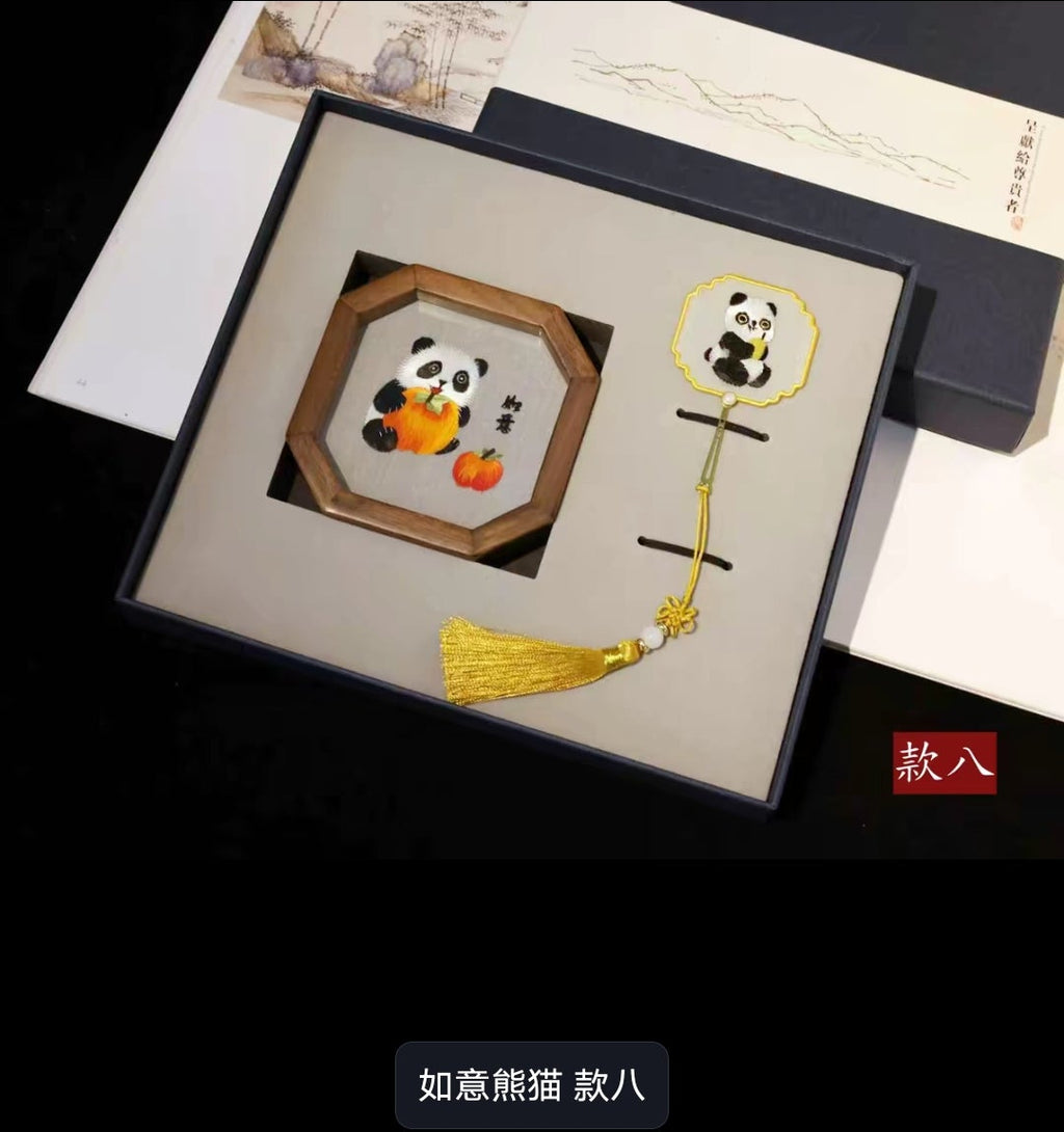 Suzhou Embroidery Double-Sided Bookmark & Walnut Wood Display Stand Gift Set | 苏绣双面刺绣书签胡桃木摆件